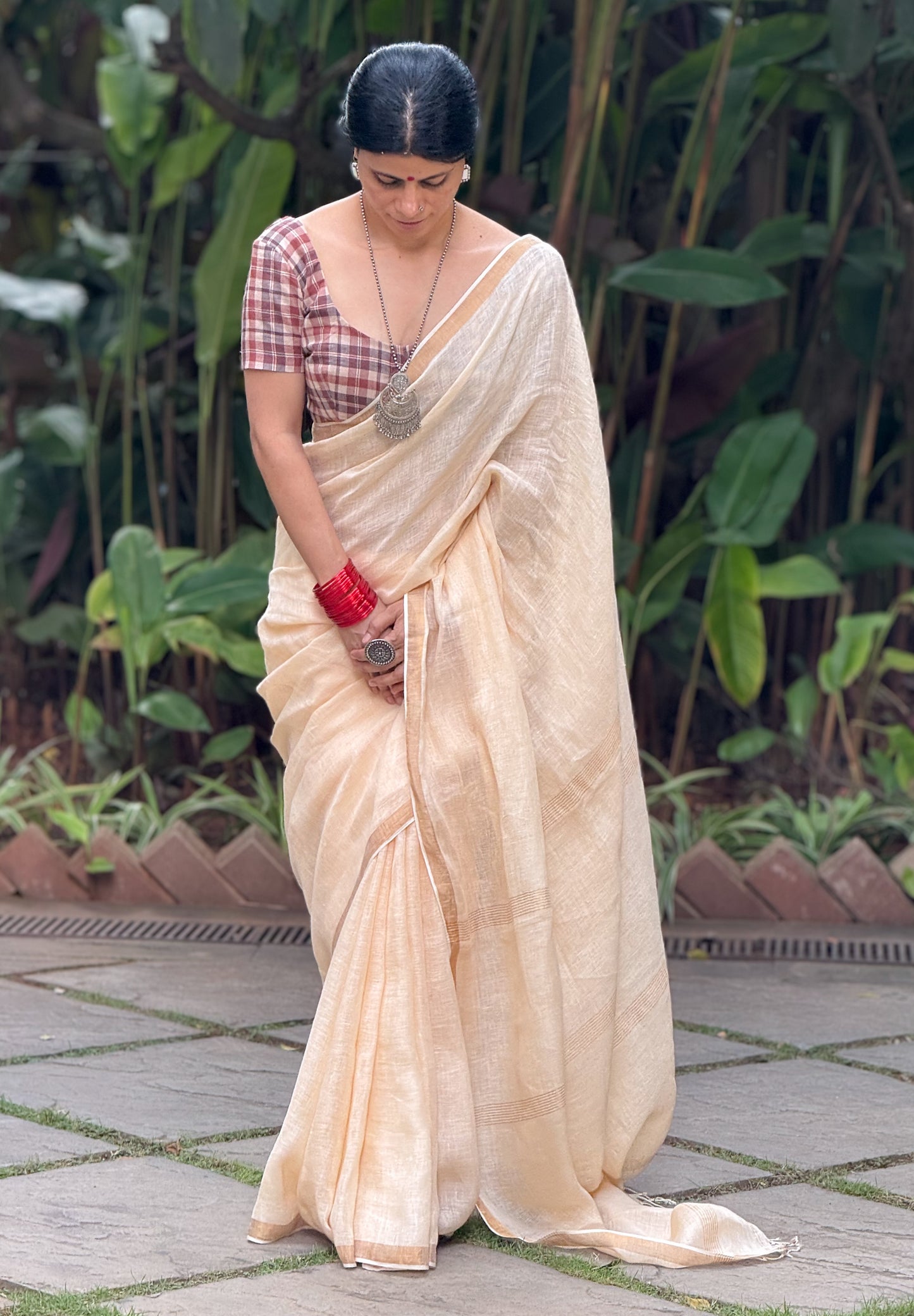 Handloom Linen Saree With Zari Border And Pallu