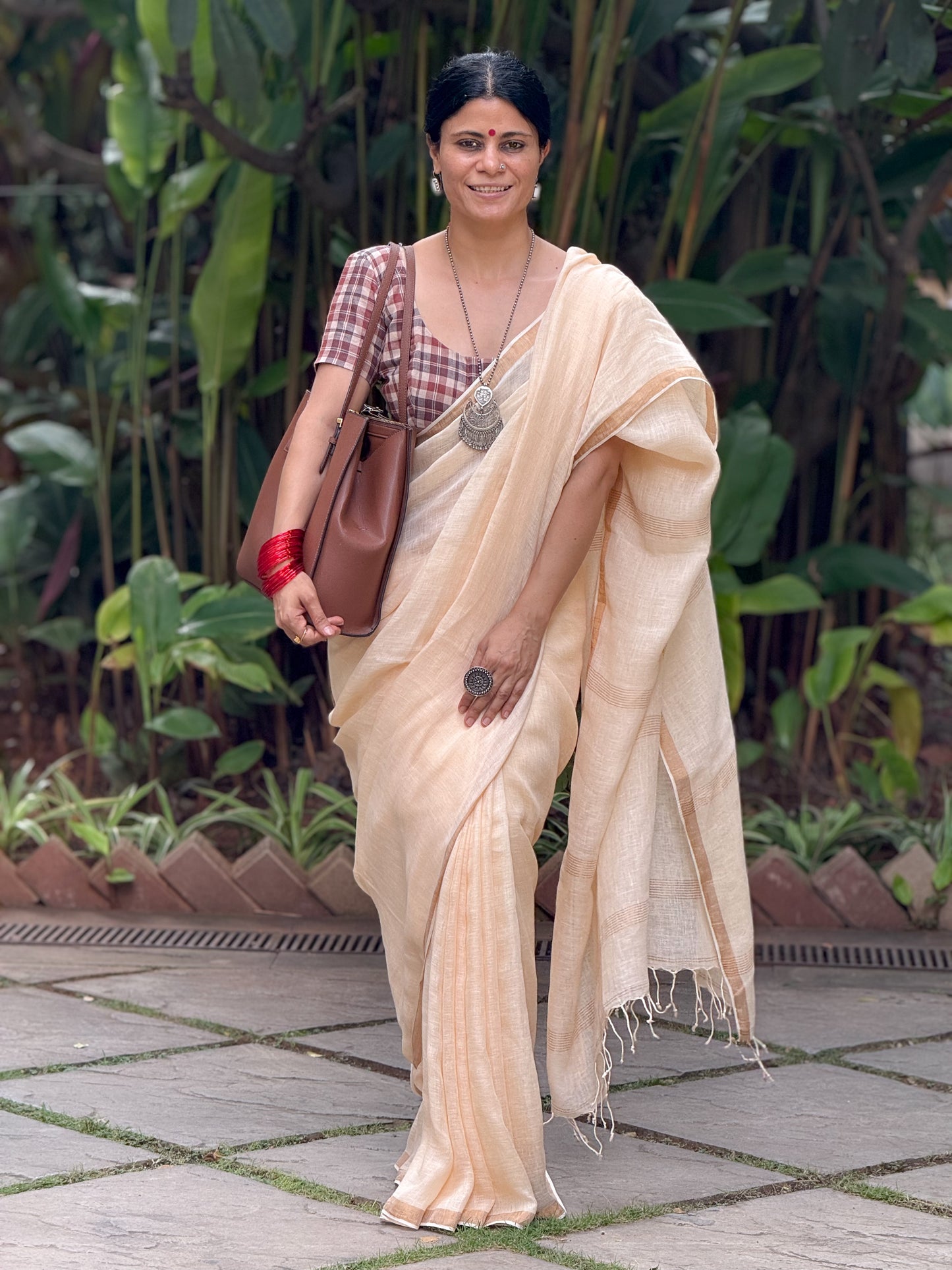 Handloom Linen Saree With Zari Border And Pallu