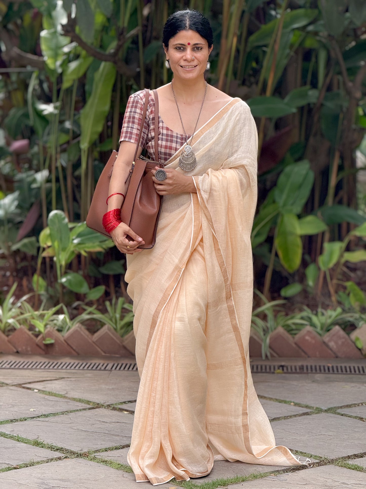 Handloom Linen Saree With Zari Border And Pallu