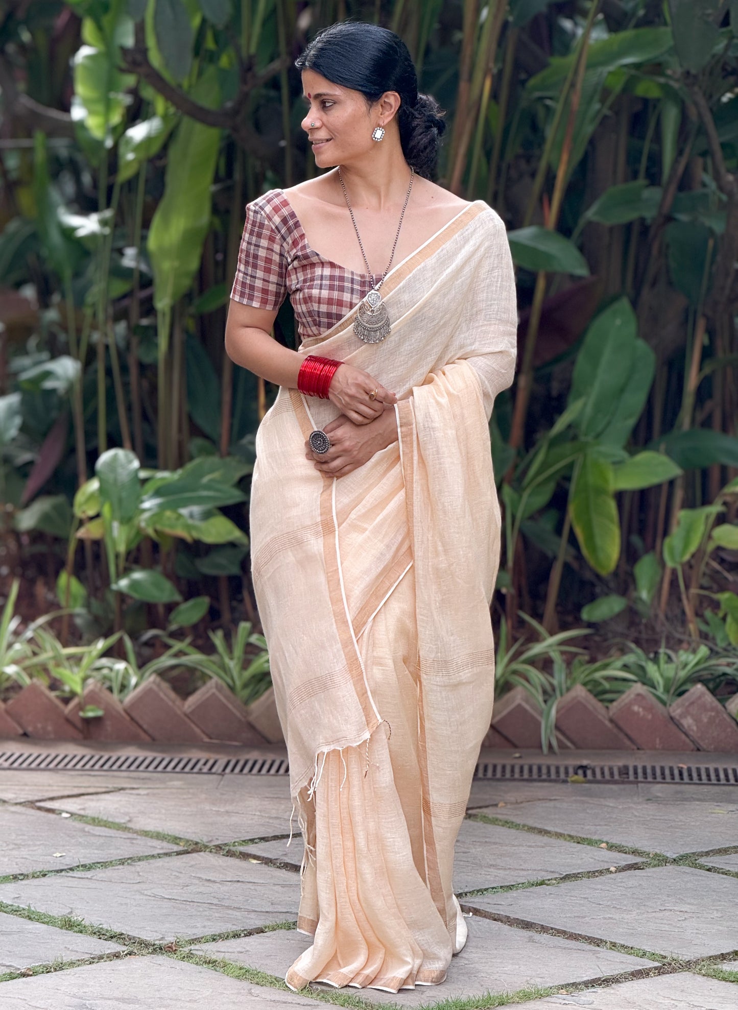 Handloom Linen Saree With Zari Border And Pallu