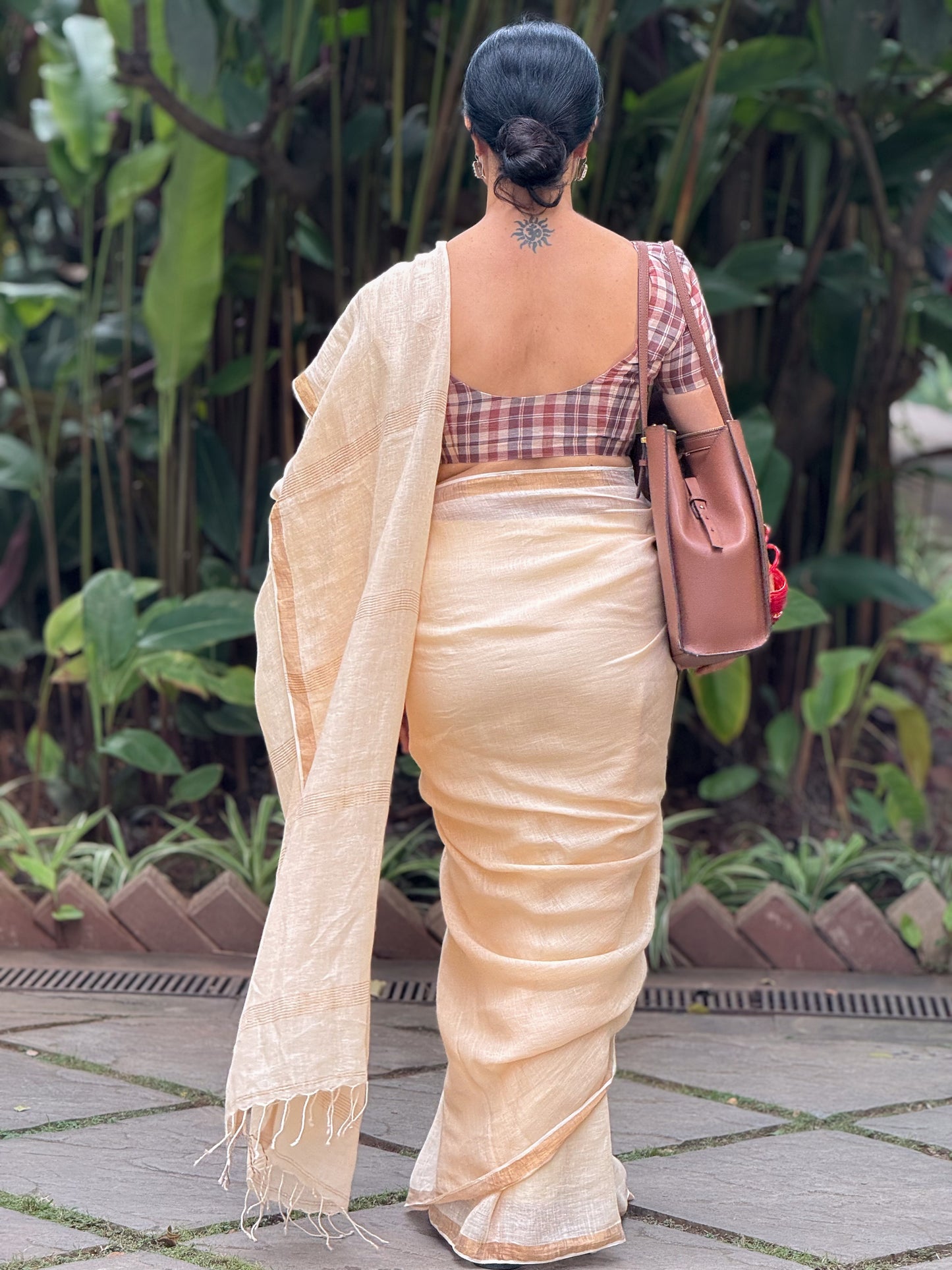 Handloom Linen Saree With Zari Border And Pallu