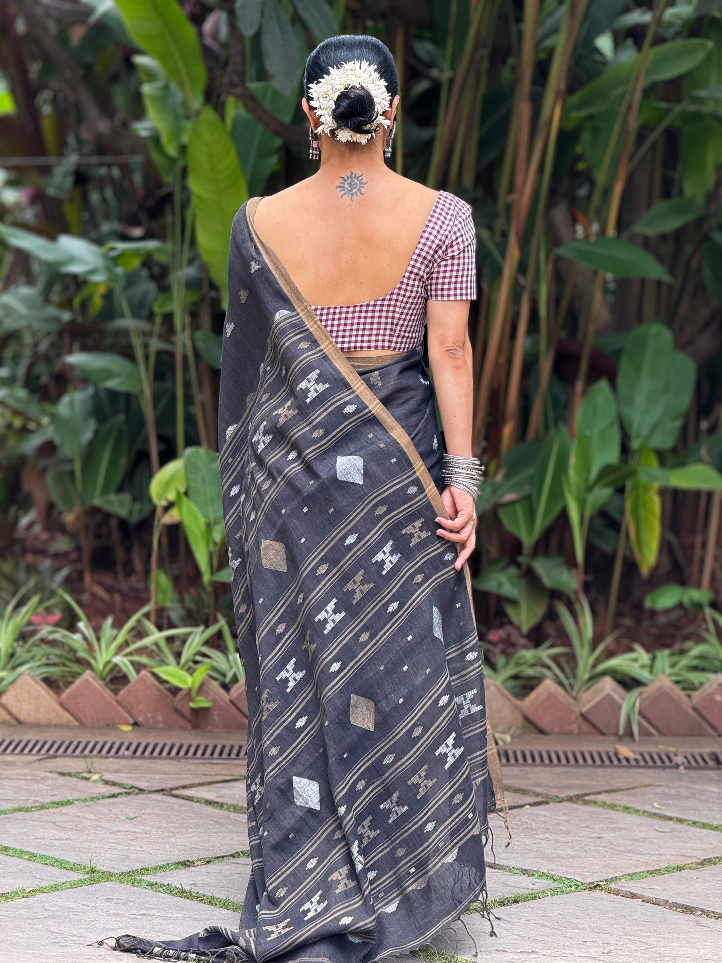 Handloom Linen Jamdani Saree.