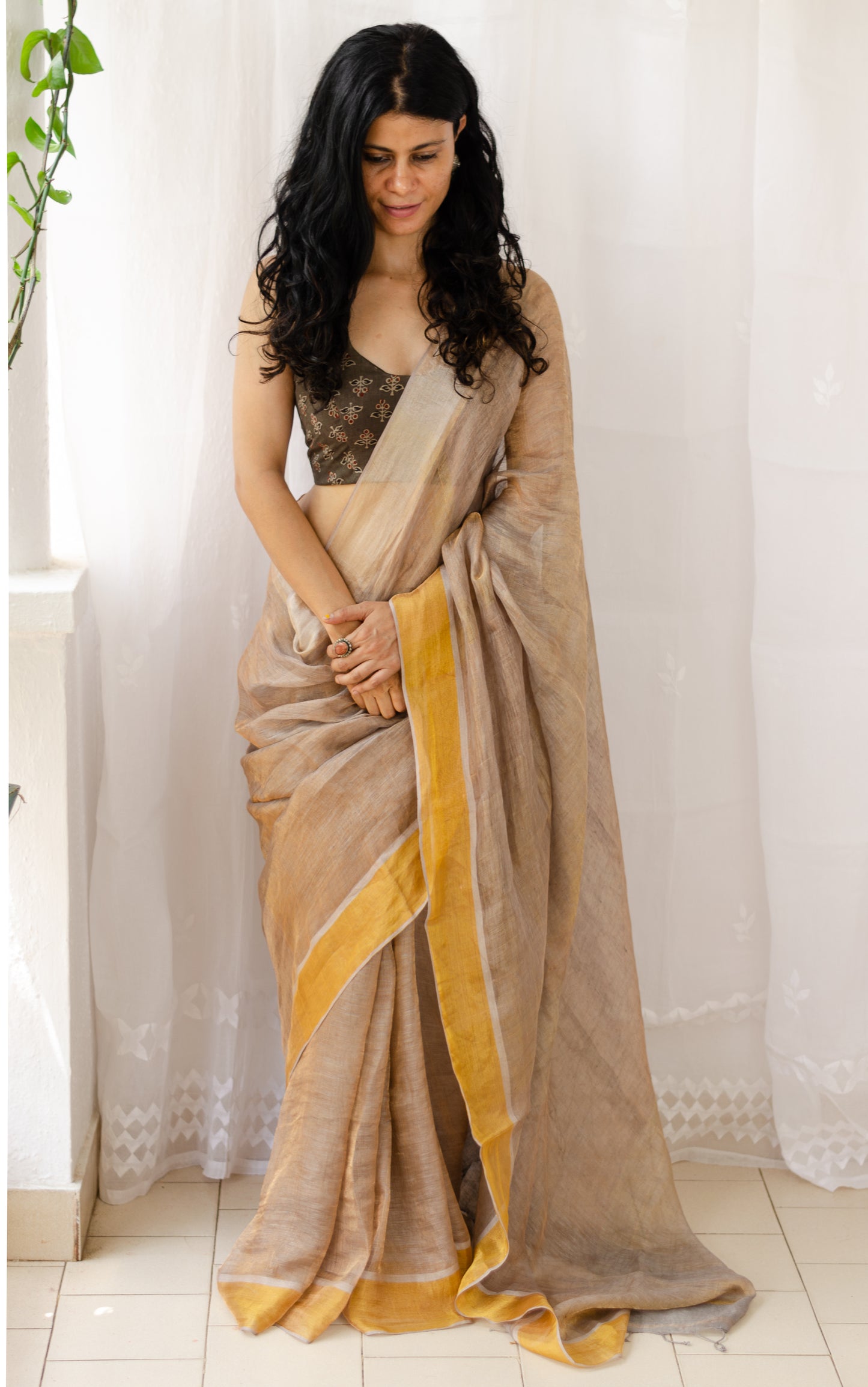 Handloom Linen Saree woven with jari blended
