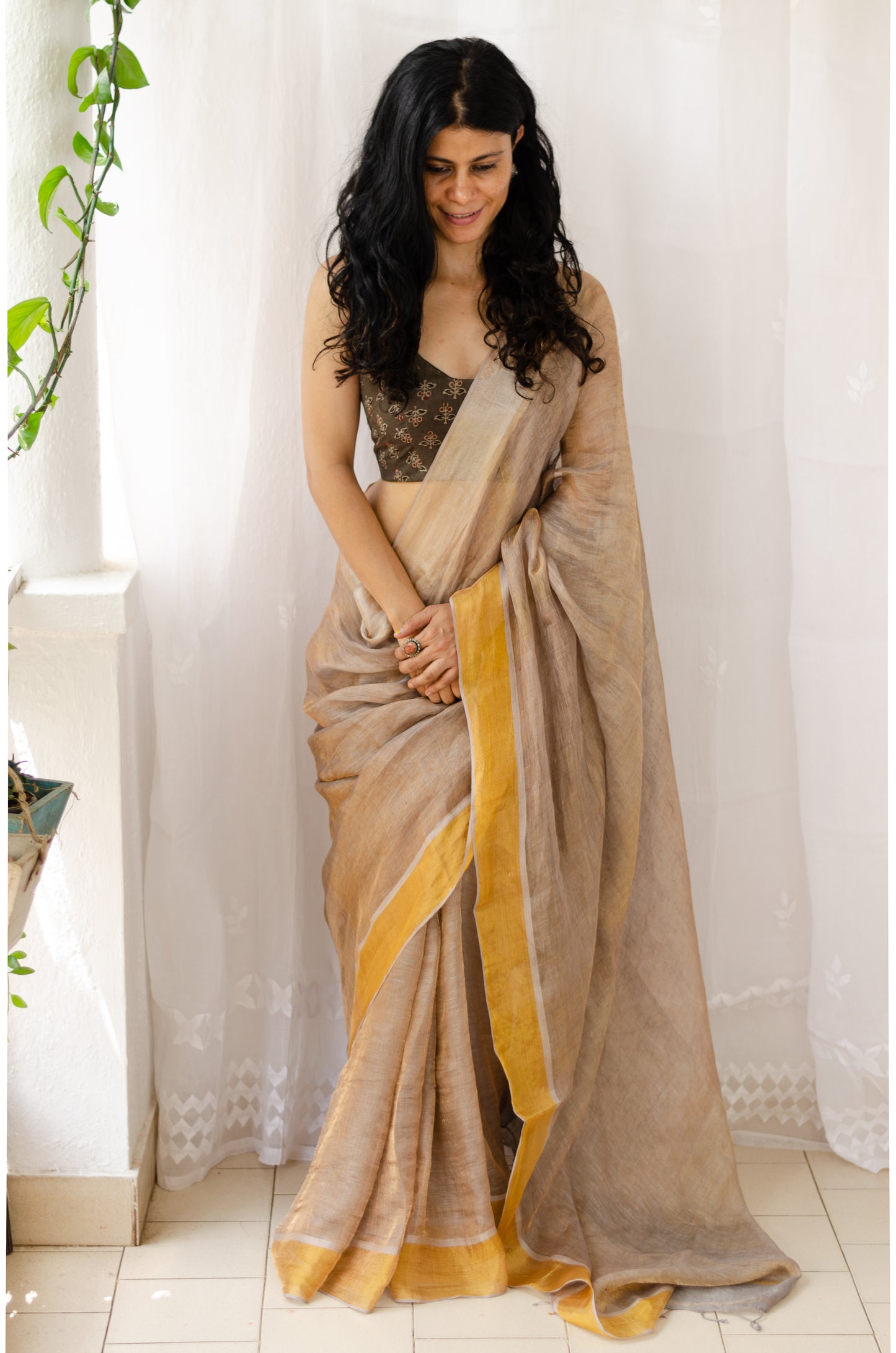Handloom Linen Saree woven with jari blended