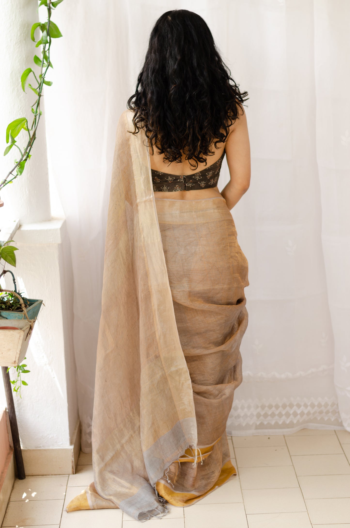 Handloom Linen Saree woven with jari blended