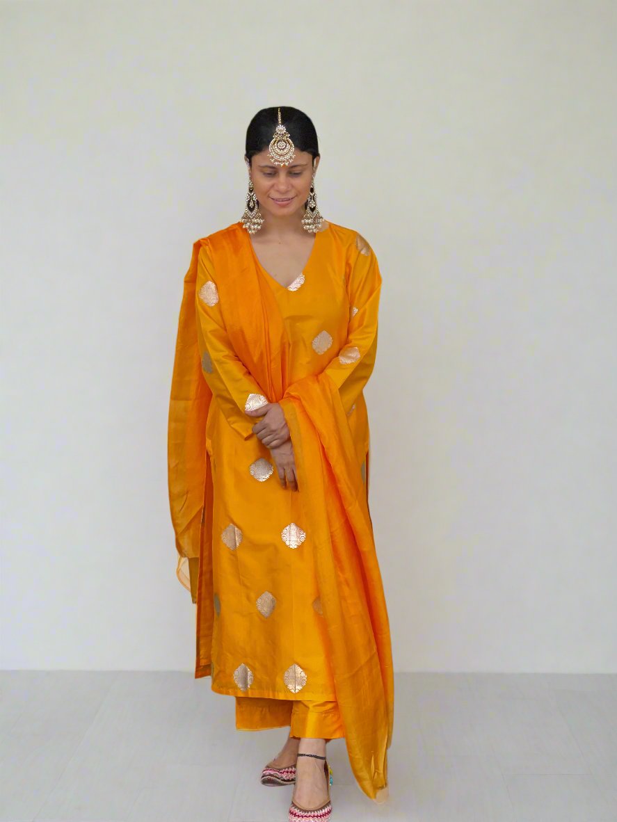 Handloom Kadwa Katan Banarasi  Silk Kurta Set.