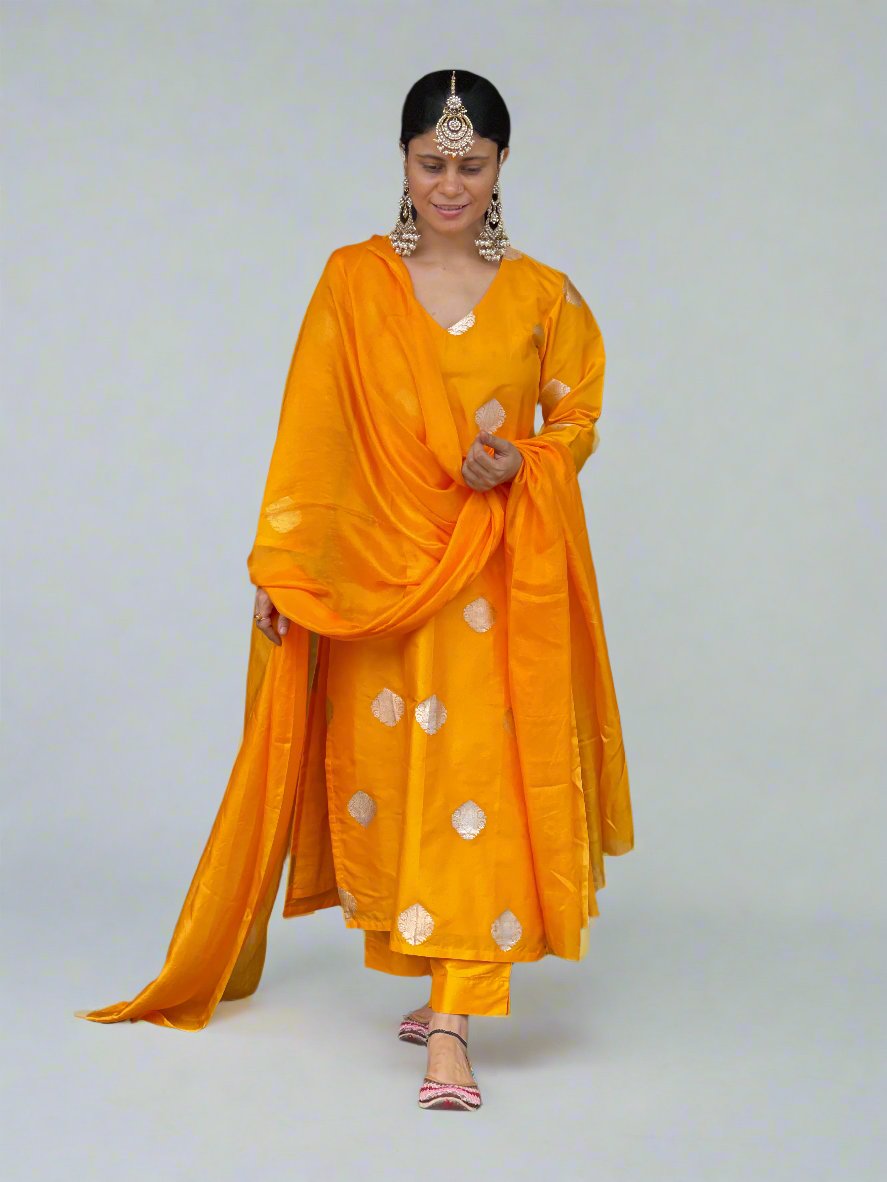 Handloom Kadwa Katan Banarasi  Silk Kurta Set.